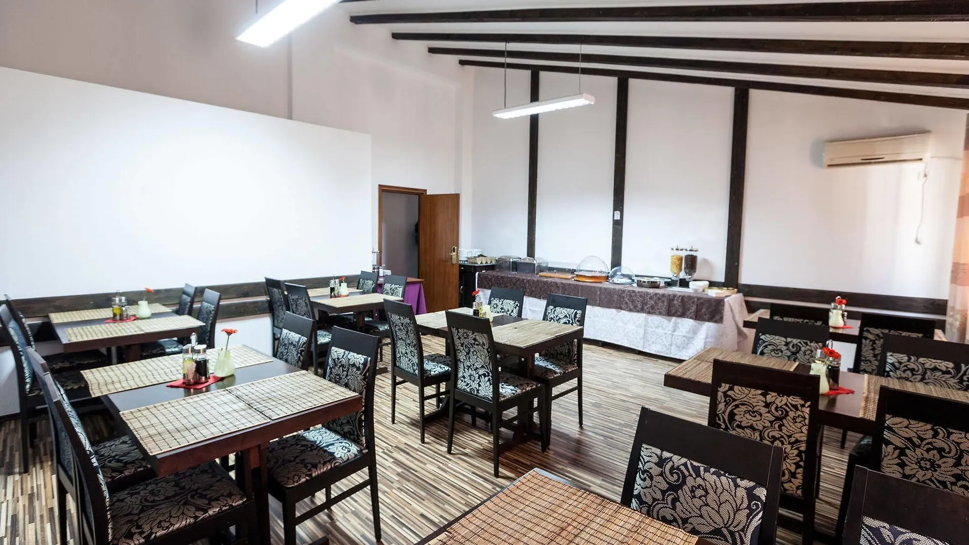 Hotel Nelisse Bükreş